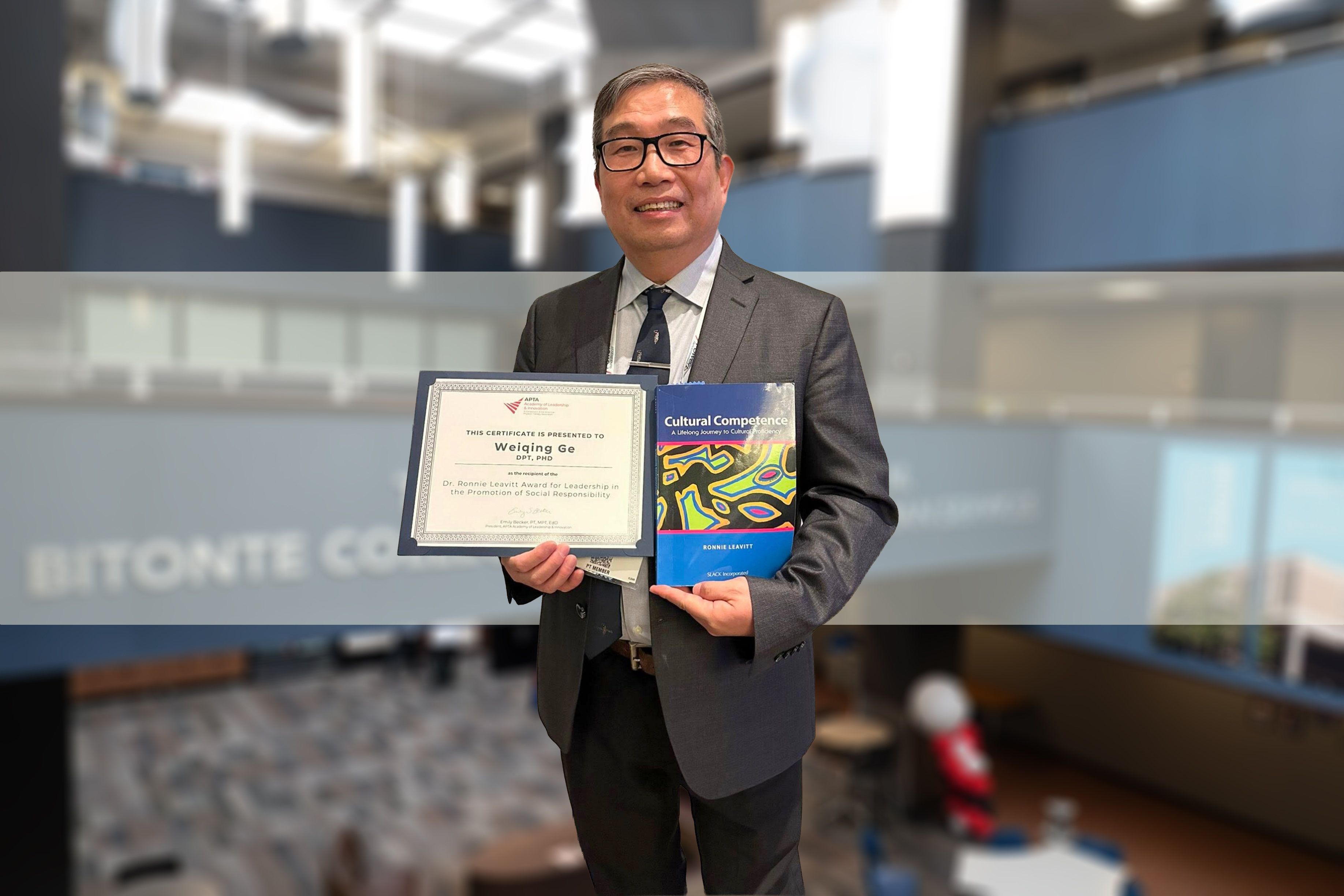 Weiqing Ge poses with the Dr. Ronnie Leavitt Award for Leadership in the Promotion of Social Responsibility from the American Physical Therapy Association Academy of Leadership and Innovation