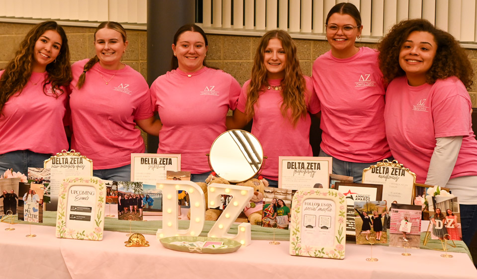 6 Delta Zeta girls