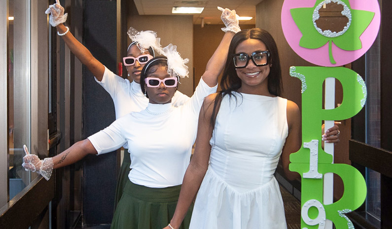 3 Alpha Kappa Alpha girls
