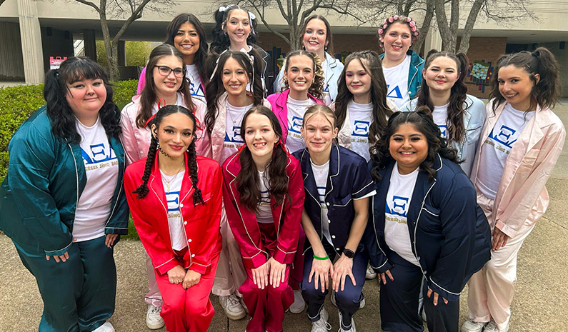 group of alpha xi delta girls